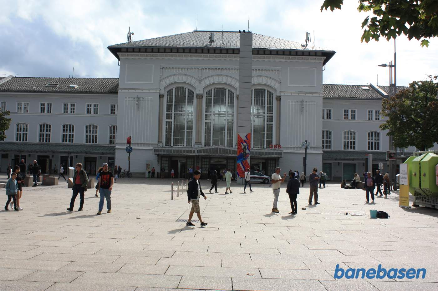 Stationens forplads med den imponerende stationsbygning