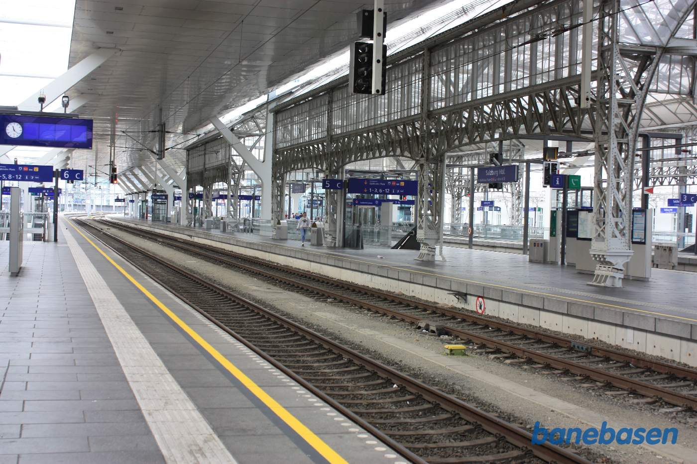 Et vue ud over sporene med det gamle perrontag inde under det store nye perrontag