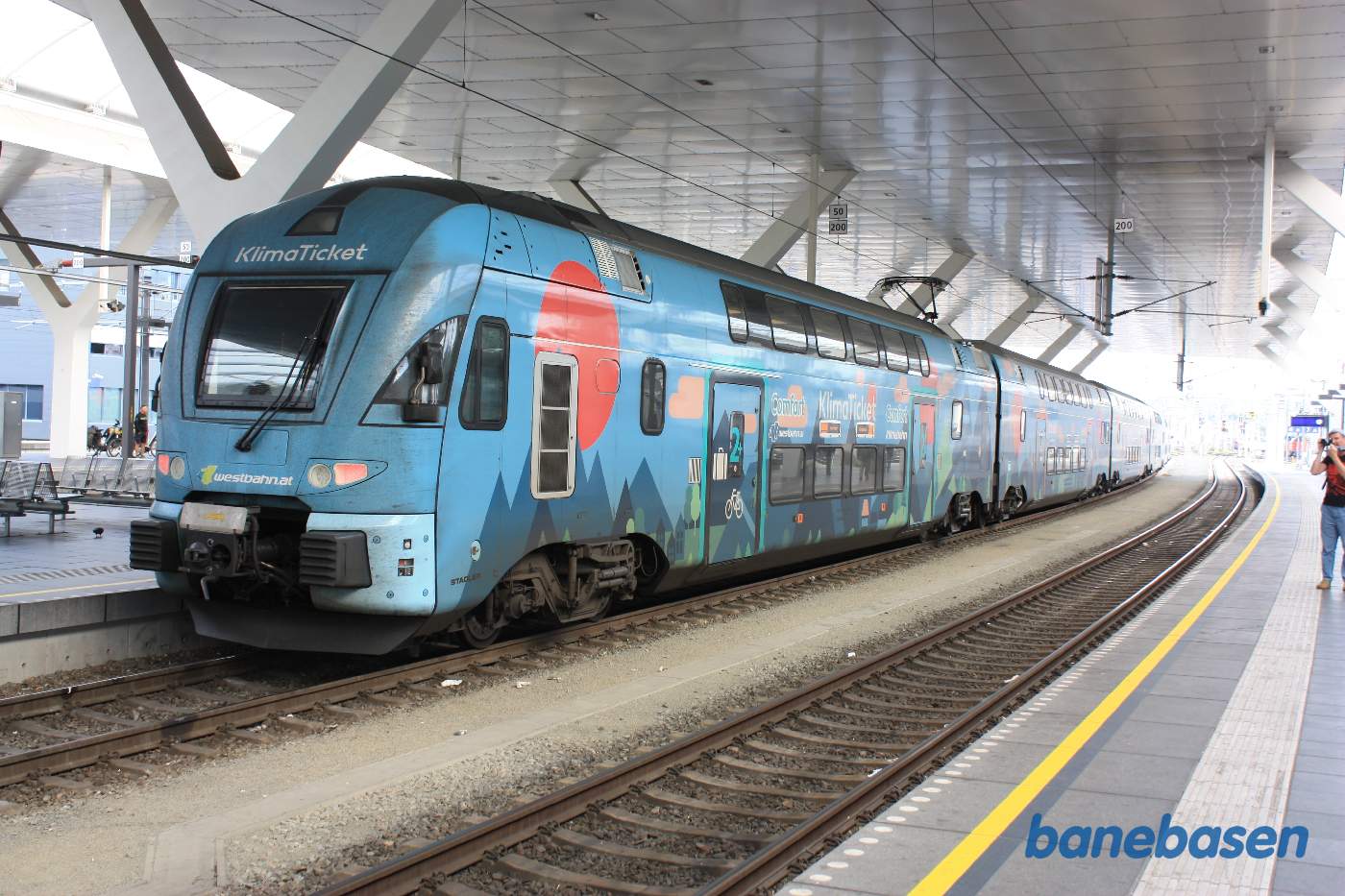 Et dobbeltdækker lokaltog holder ved perron