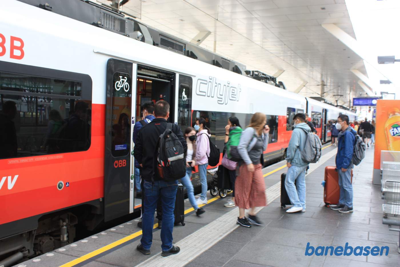 Tog til Linz holder i spor 7, passagerer myldre både ud og ind