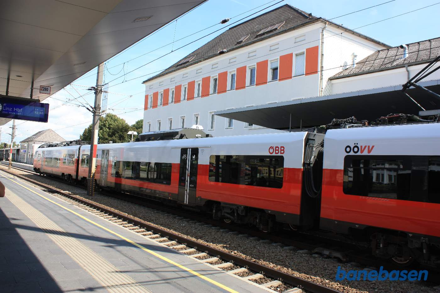 Bag toget ses stationsbygningen
