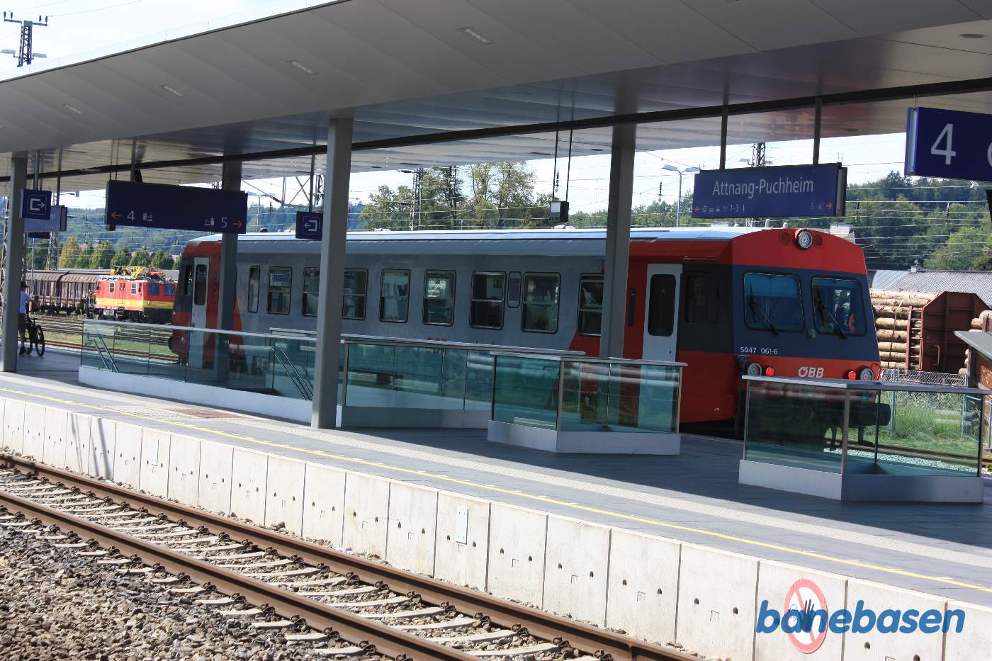 Solo kørende motorvogn holder i spor 5