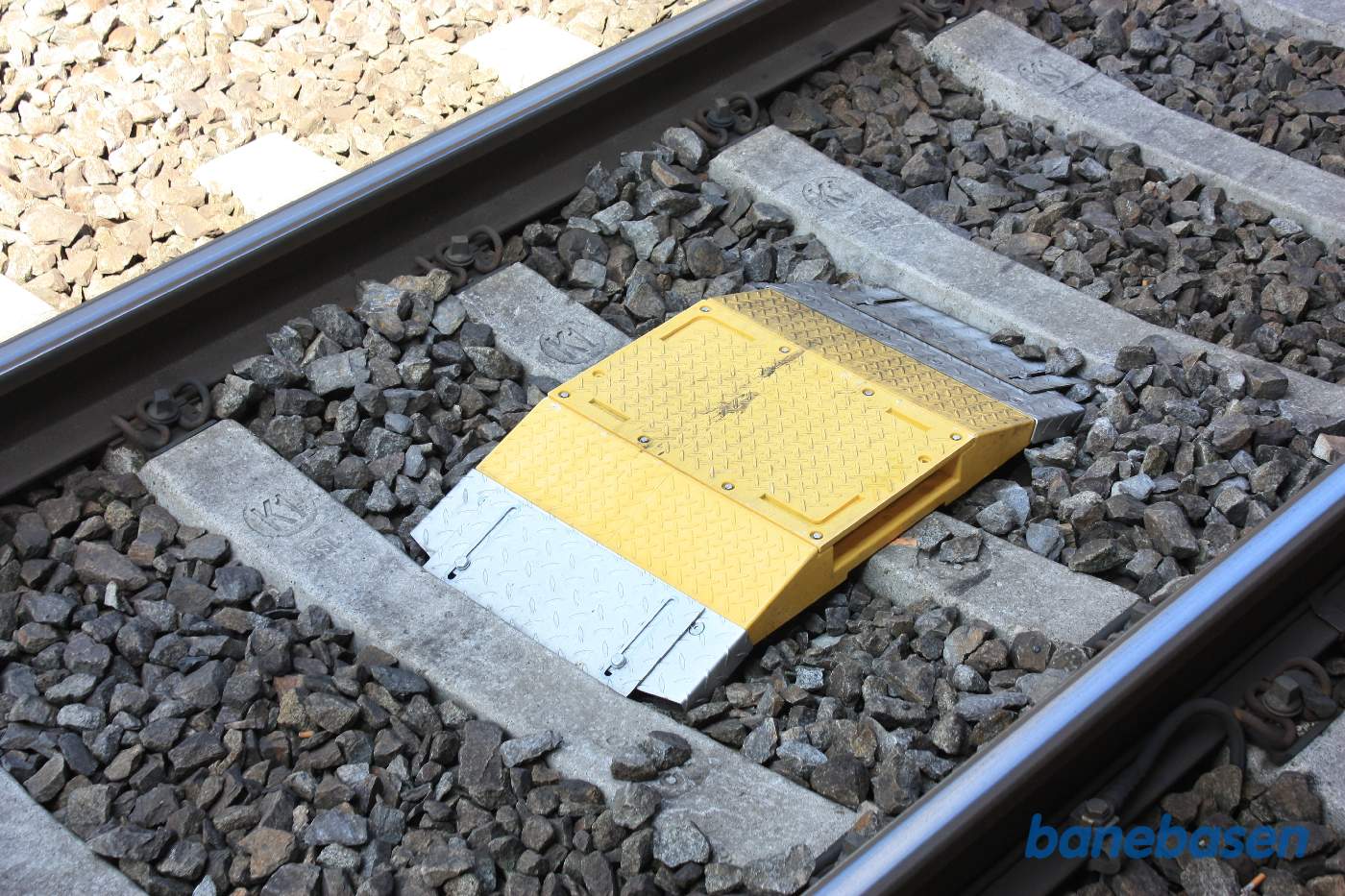 ETCS balise ligger beskyttet midt i sporet