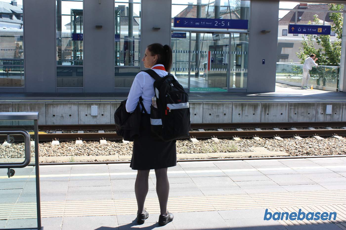 ÖBB dame står og venter på toget