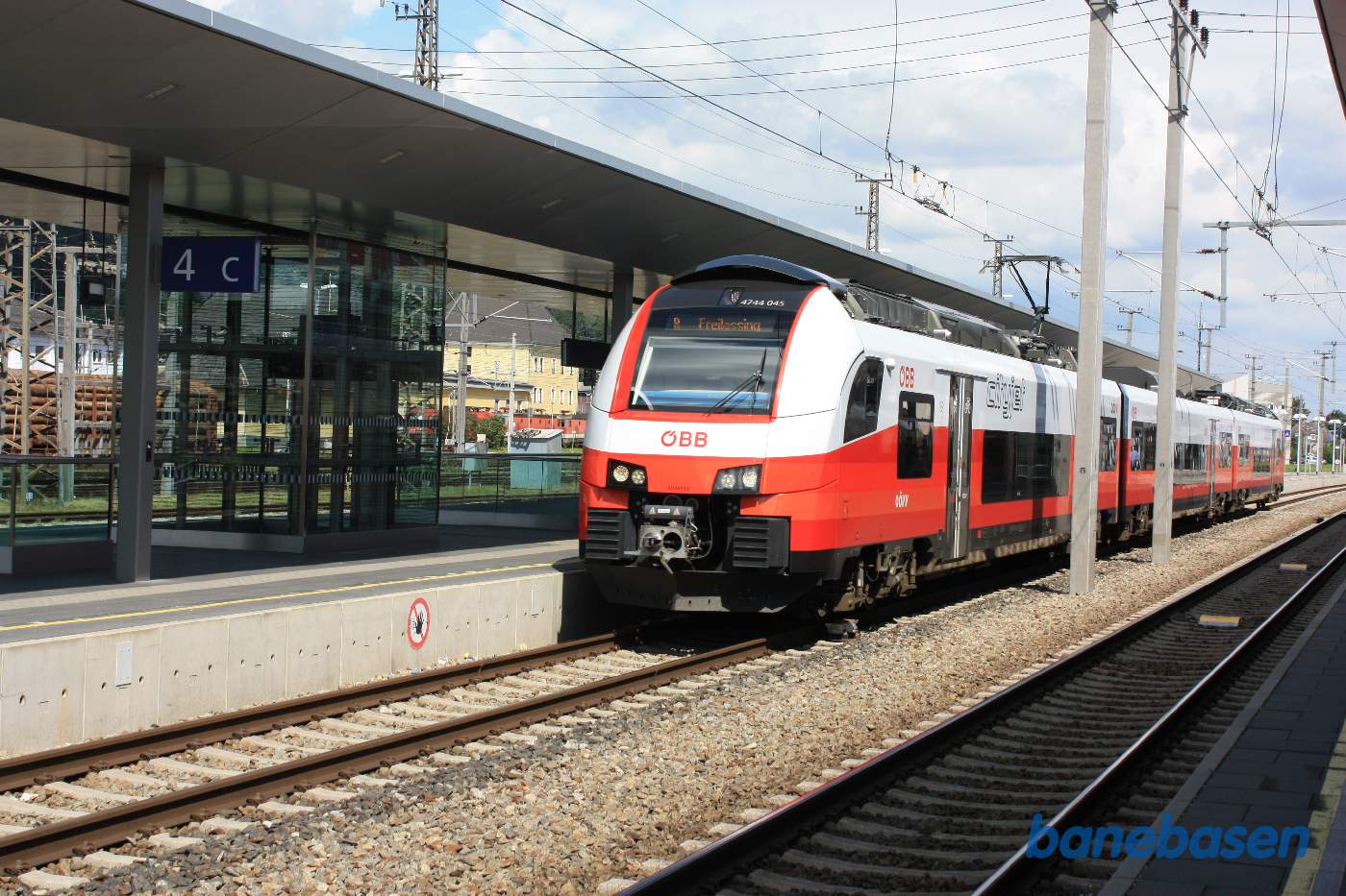 Persontog holder i spor 4