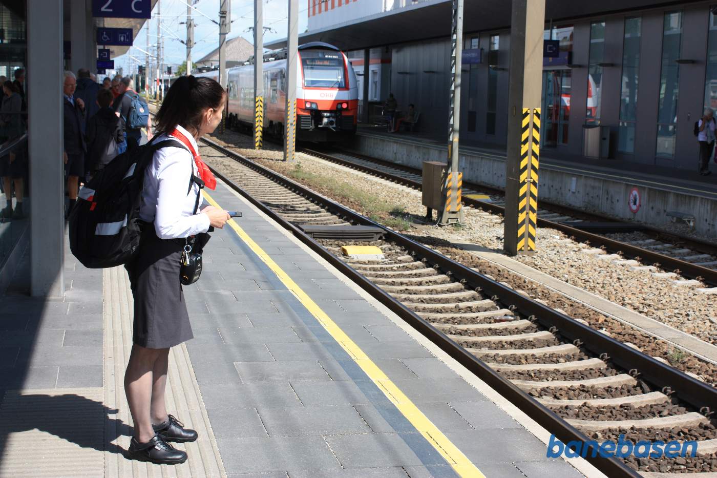 ÖBB dame står og venter på toget