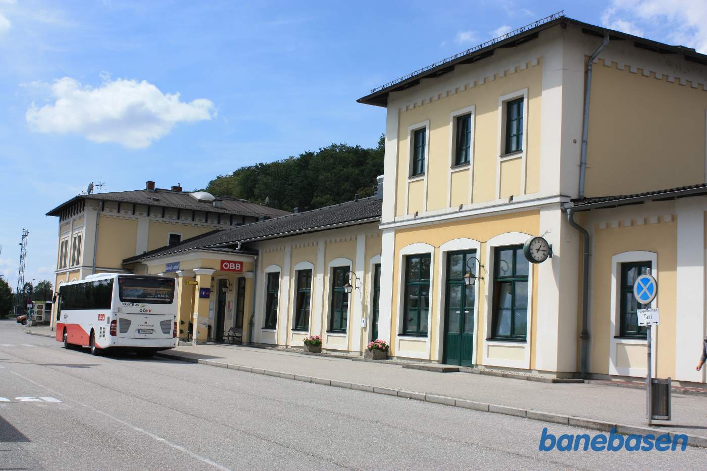 Stationsbygningen set fra vejen