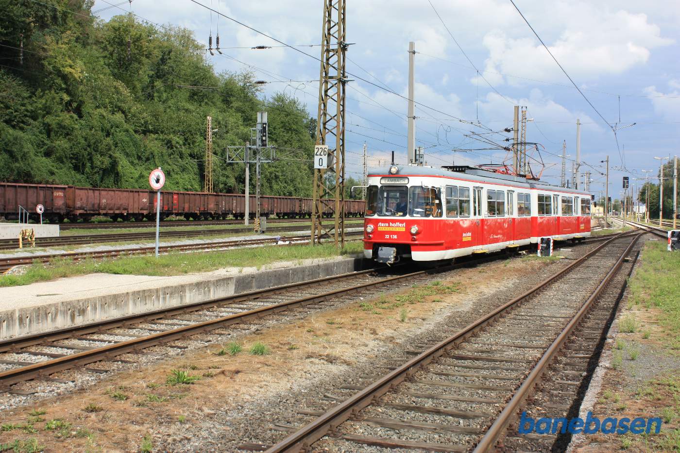 Lokalbane letbanetog på vej ind på stationen