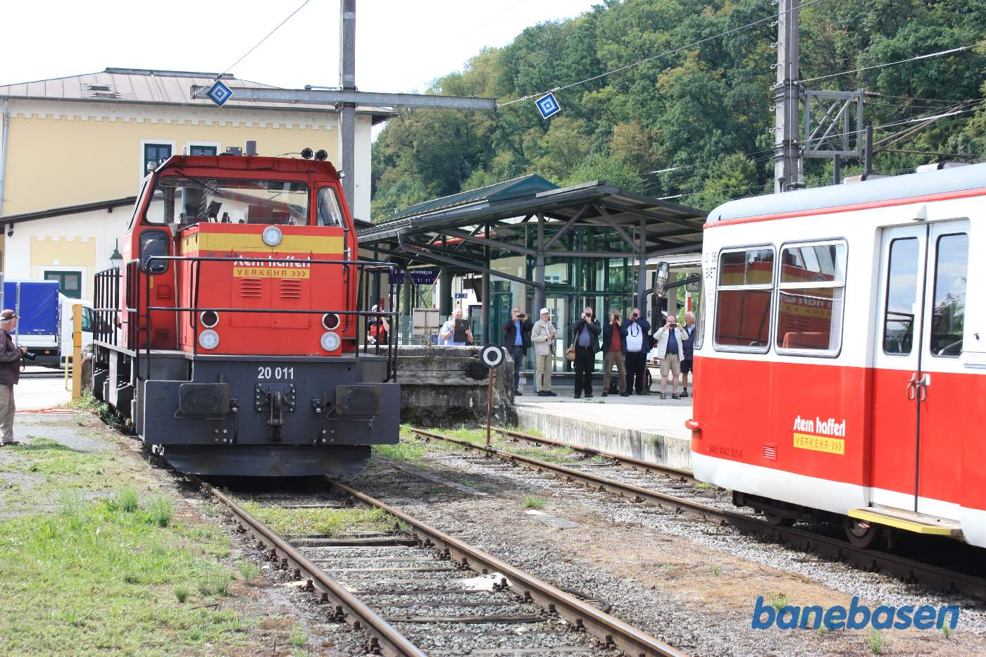 Lokalbane letbanetog holder ved perron mens fotograferne har travlt