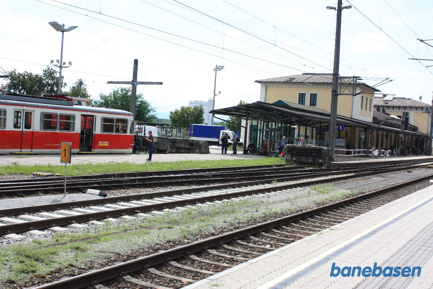 Til venstre privatbaneperronen, til højre stationsbygningen og ÖBB perronerne