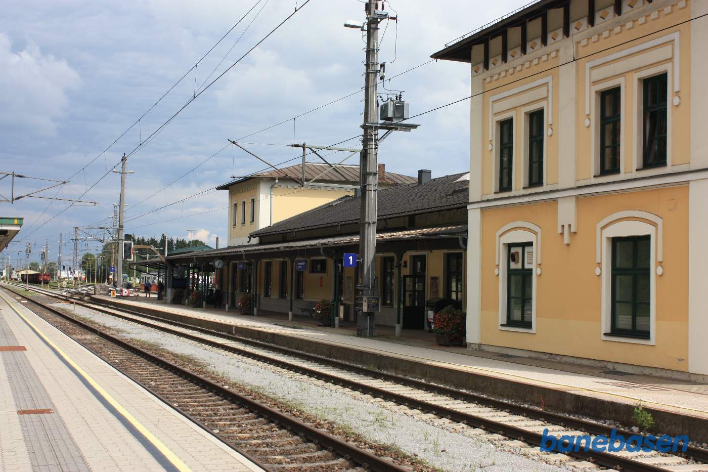 Stationsbygningen set fra perronerne