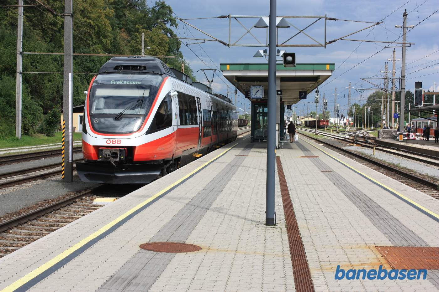 Et elektrisk togsæt ved perron