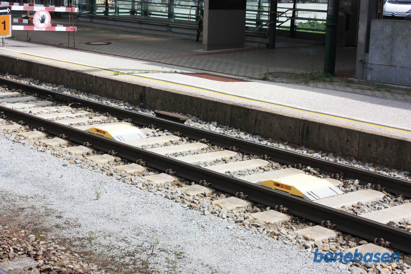 ETCS balise ligger beskyttet midt i sporet, INDUSI magnet op mod perronkanten