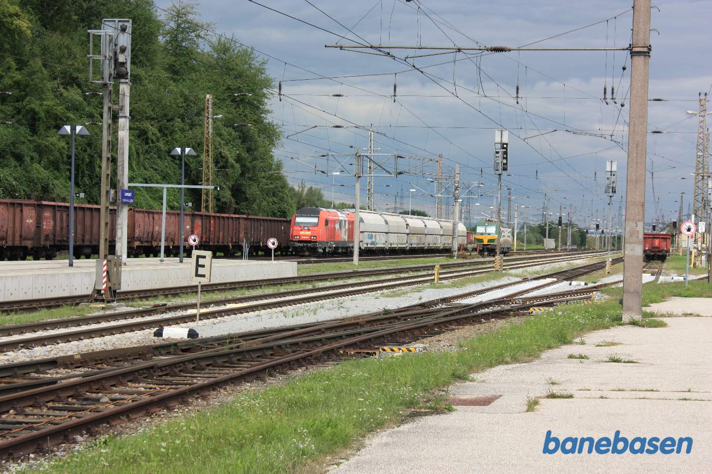 Godstog på vej gennem stationen