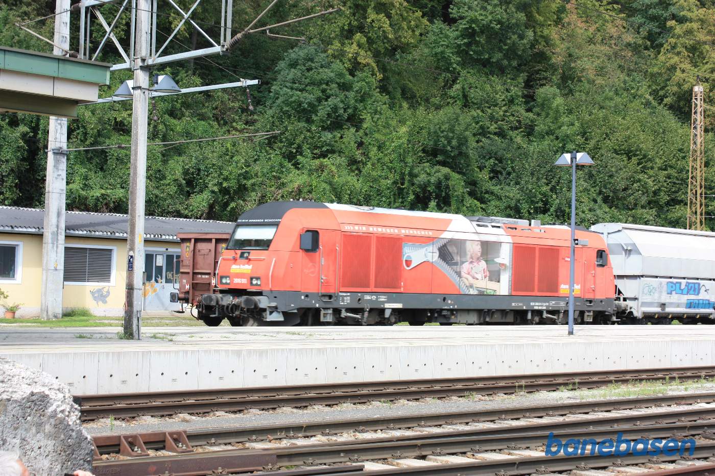 Godstog på vej gennem stationen