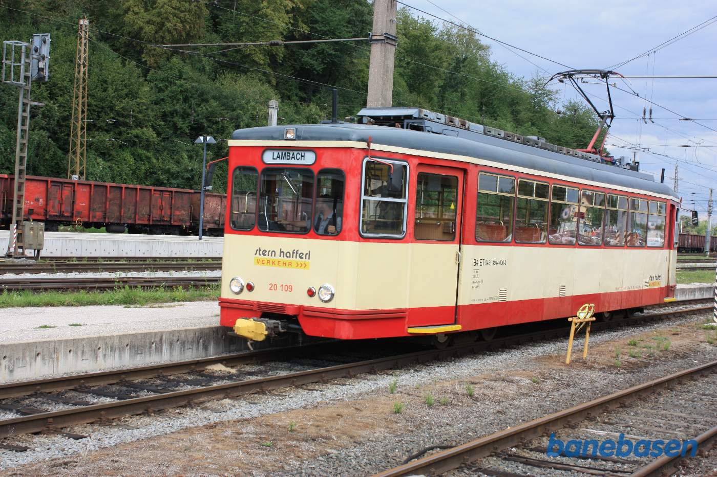 Veteranletbanetog på vej ind på stationen