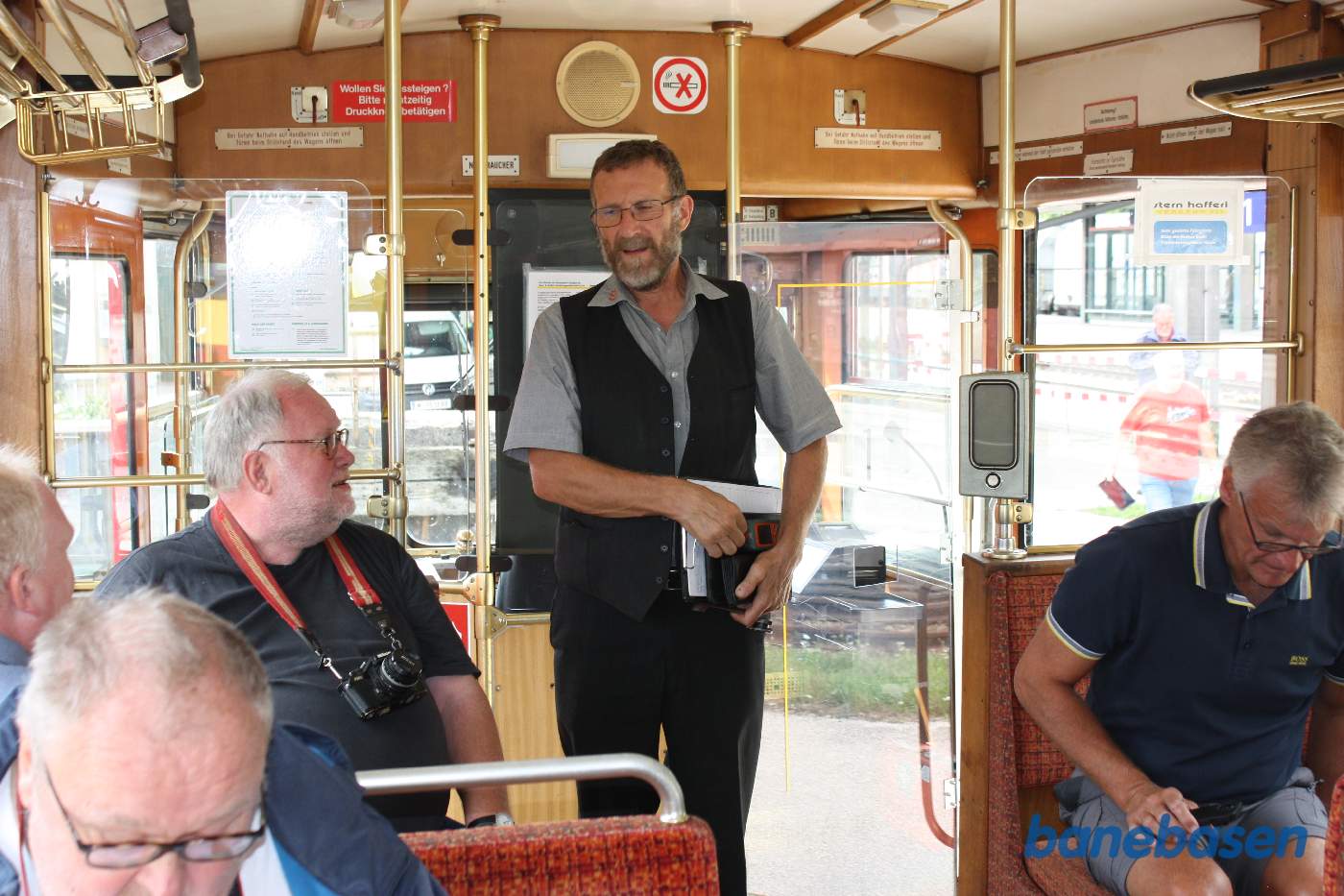 Gæsterne har taget plads i letbanetoget