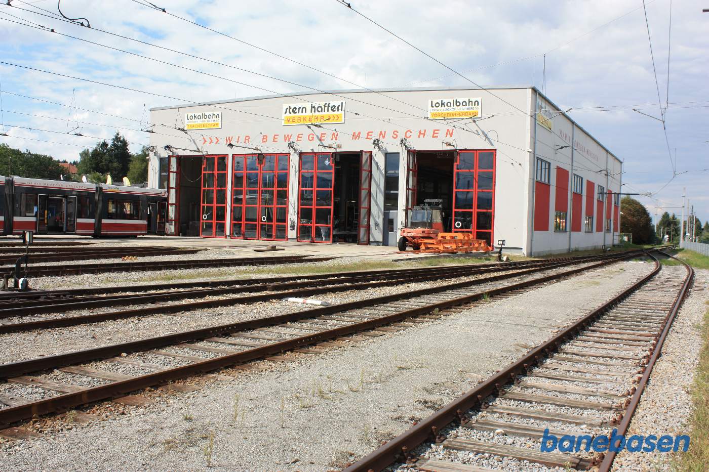 Her ses den store værkstedsbygning fra perronen. Til højre hovedsporet, vi kom ind ad