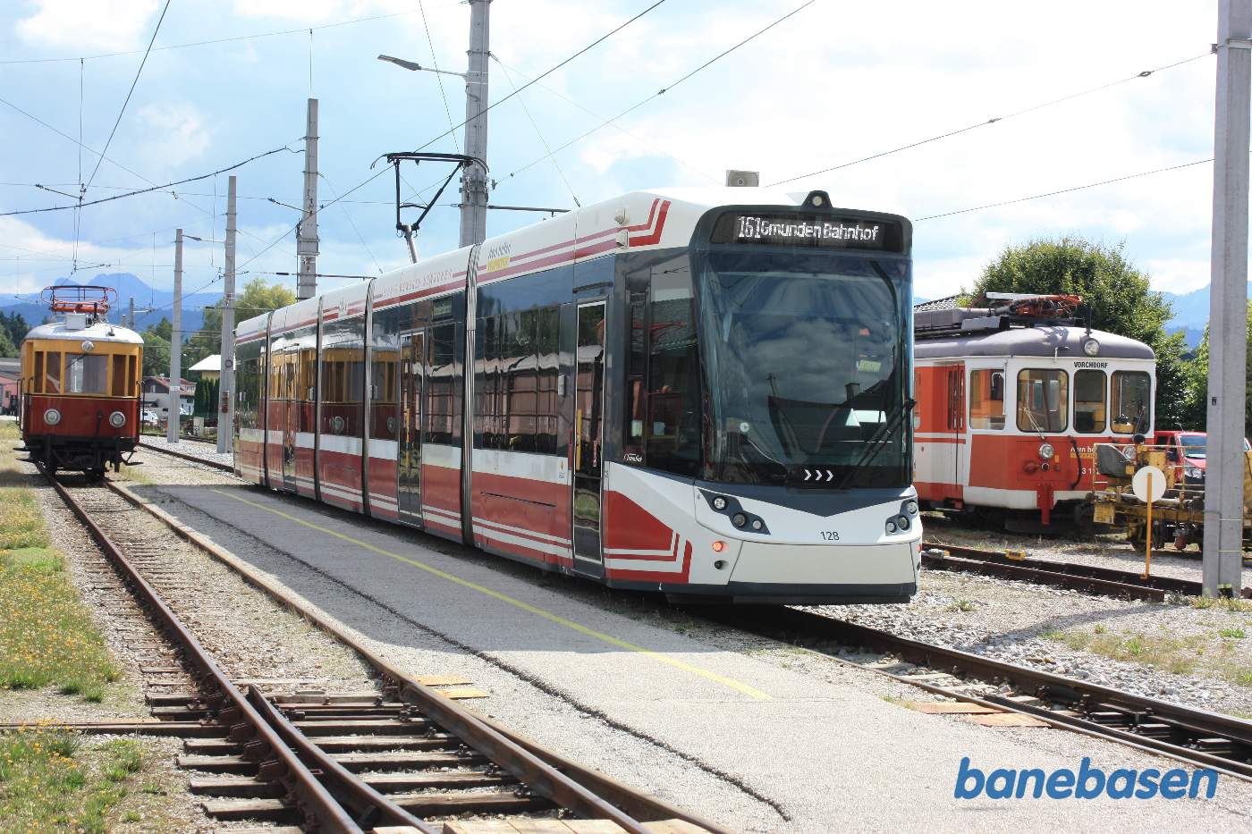 En af de helt moderne letbanetoge holder foran remisen