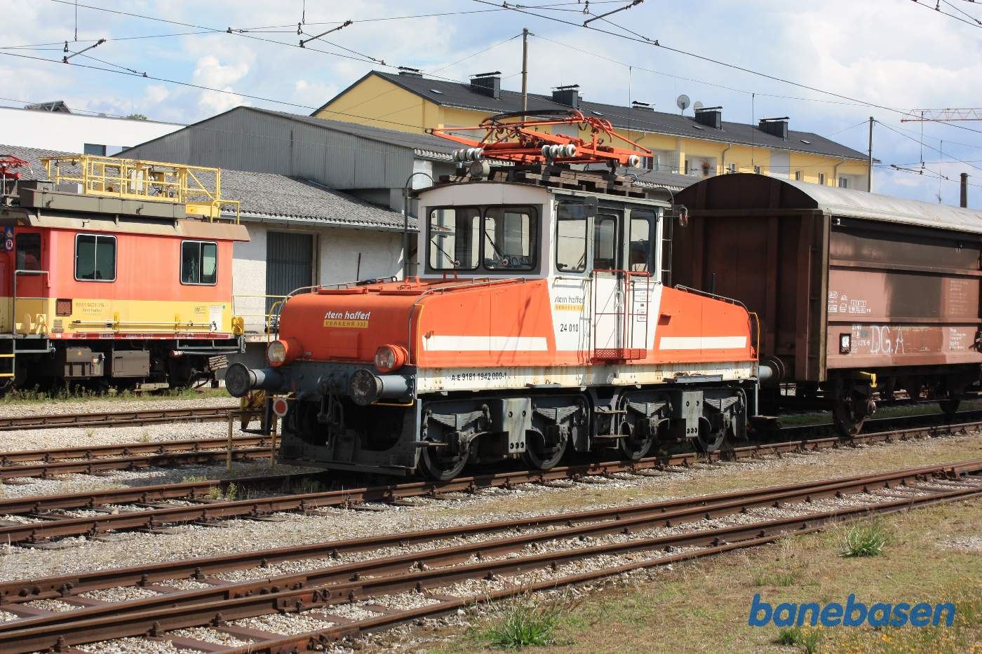 Et lille elektrisk lokomotiv med puffer og trækkrog