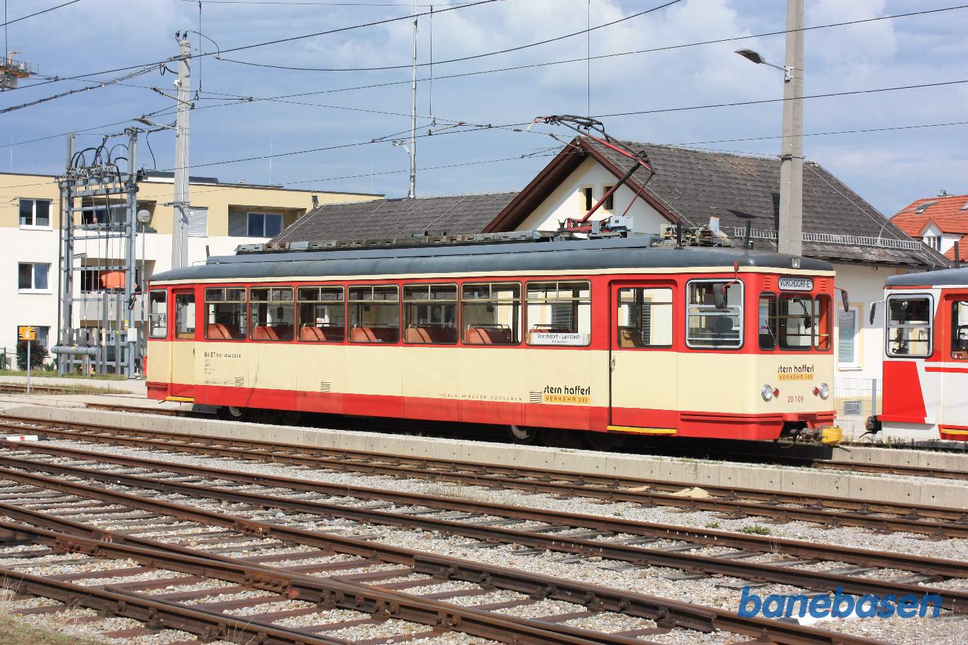 Letbanetoget vi kom med, i sol foran stationsbygningen