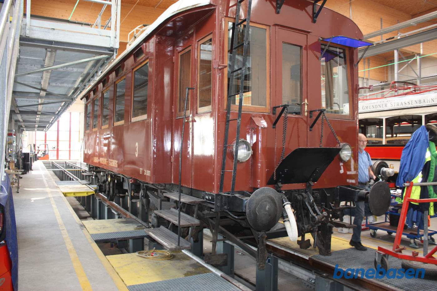 En ældre elektrisk motorvogn med puffer og trækkrog