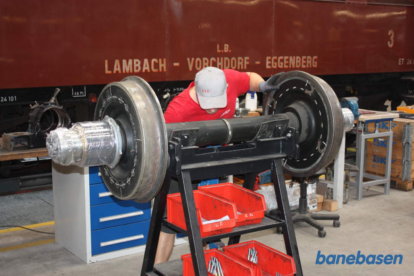 En værkstedsmedarbejder klargør en ny aksel