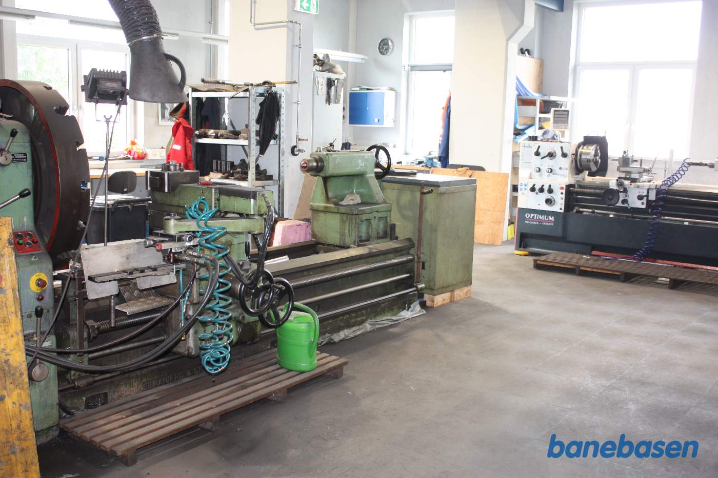 Inde i værkstedet ses 2 drejebænke