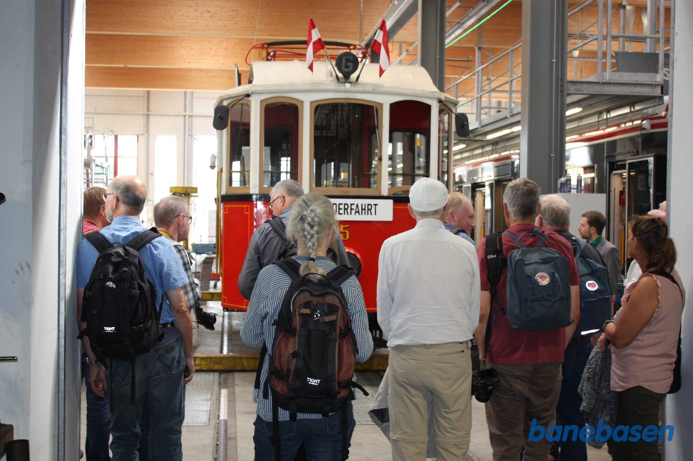 Mens guiden fortæller om veteranletbanetoget, står gæsterne pænt og lytter