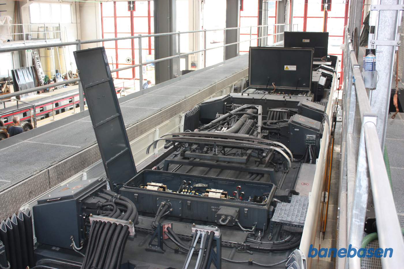 Vi er oppe på taget af et moderne letbanetog og kigger på installationen