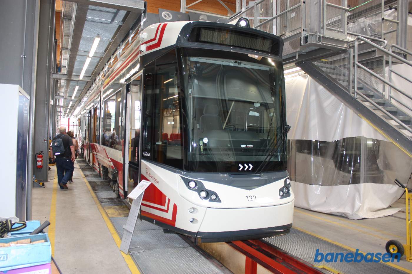 Vi kigger på et moderne letbanetog, der holder i værkstedet