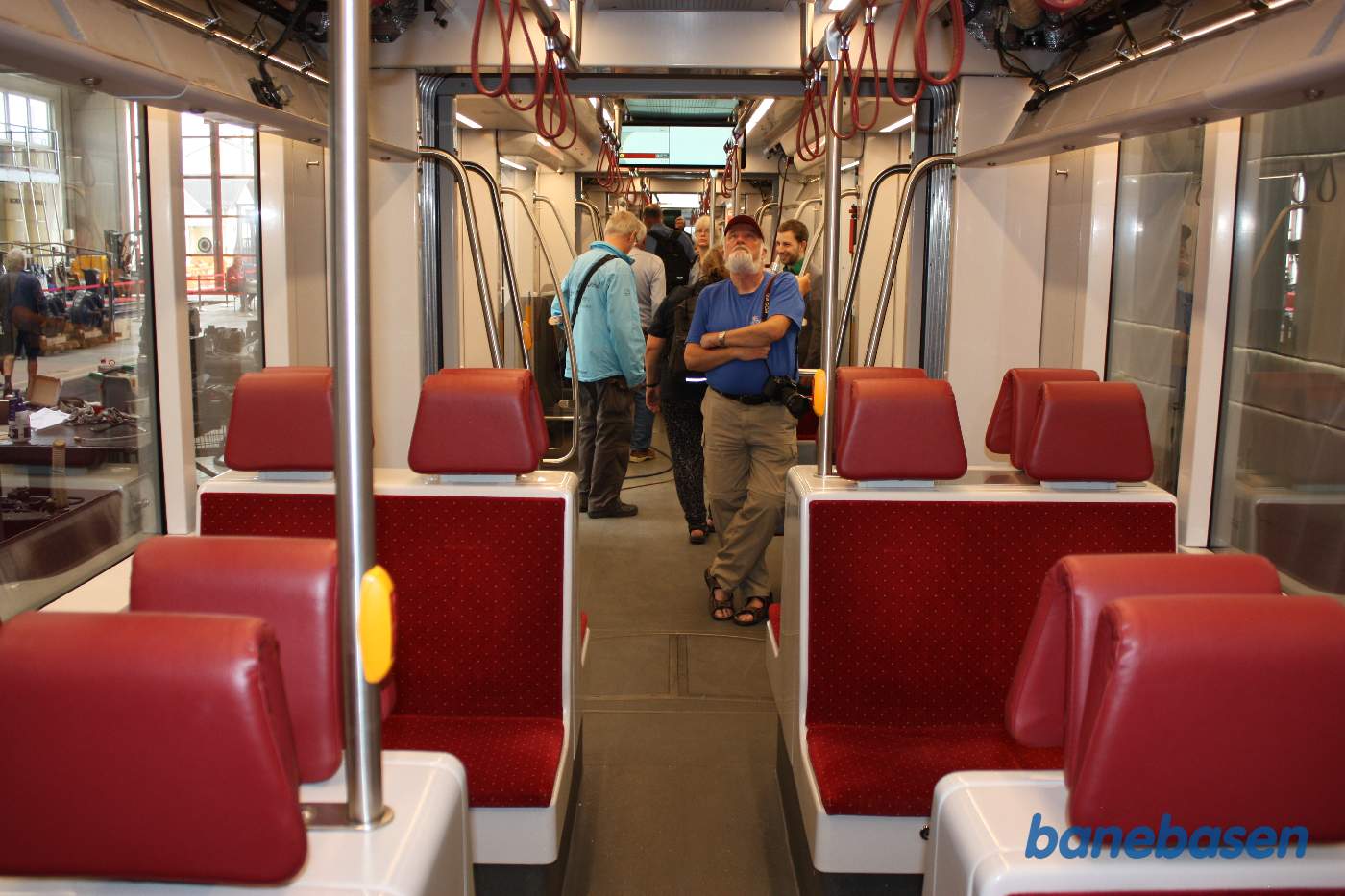 Gæsterne går rundt i passagerafdelingen, bemærk at loftspladerne er lukket ned for eftersyn