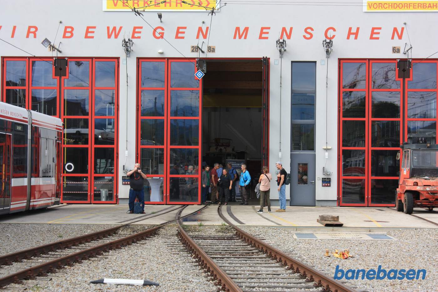 Billede af den store værkstedsbygning, hvor der blev serveret en lille forfriskning, inden turen går videre