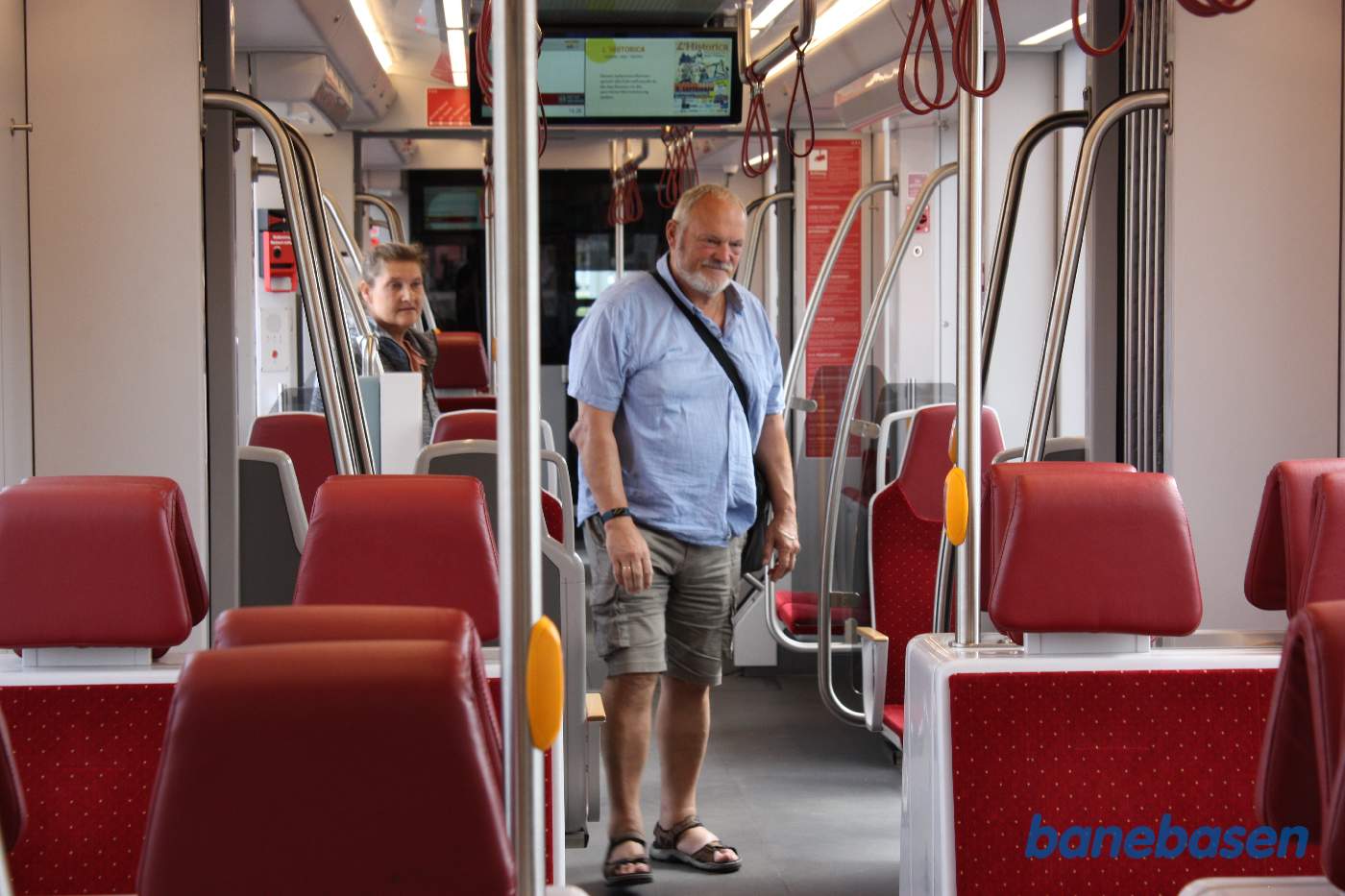 Gæsterne på vej ind i det letbanetog, der skal bringe os videre