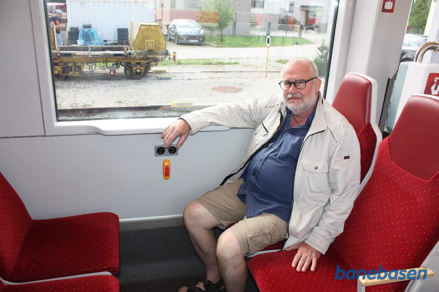 En gæst har sikret sig en god vinduesplads i kørselsretningen