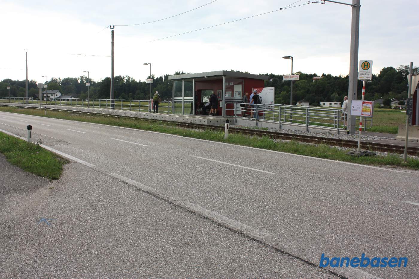 Trinbrættet set fra vejen, gæsterne er ved at vende tilbage