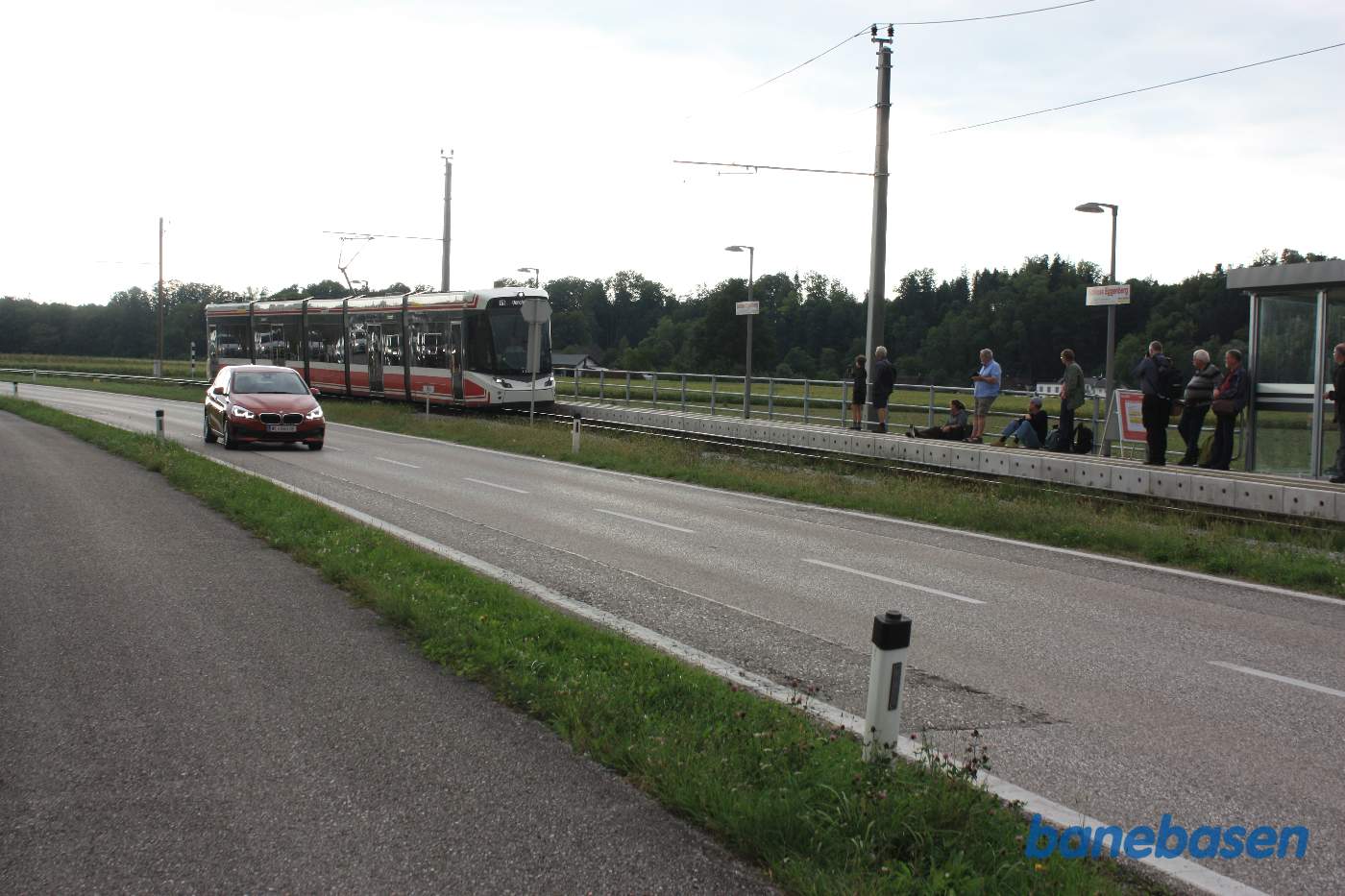 Letbanetog i retning mod Vorchdorh ankommer til stoppestedet