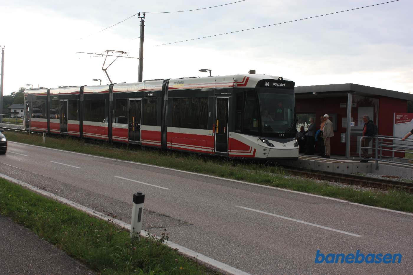 Letbanetog i retning mod Vorchdorh holder ved stoppestedet