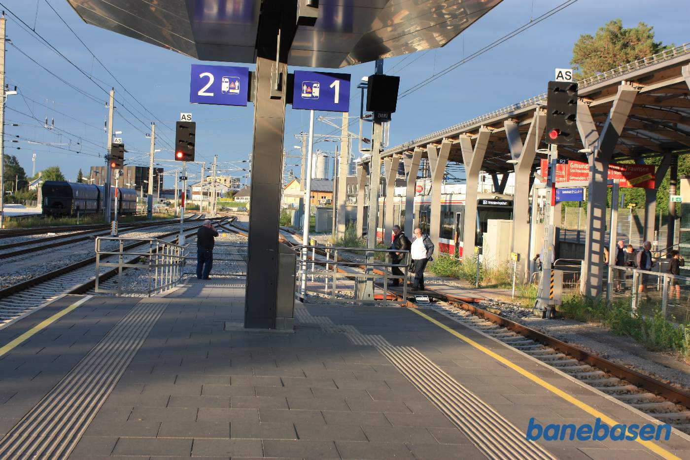 Et vue ud over sporområdet, ÖBB til venstre og Lokalbanen til højre
