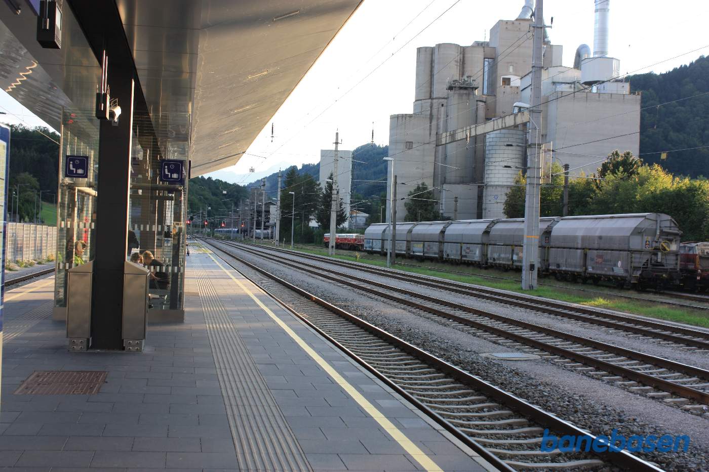 Et vue ud over ÖBB sporområdet, godsvogne til højre