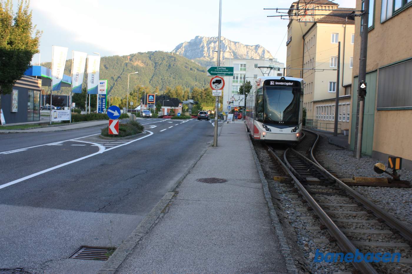 Letbanetoget kører i gadebilledet gennem byen