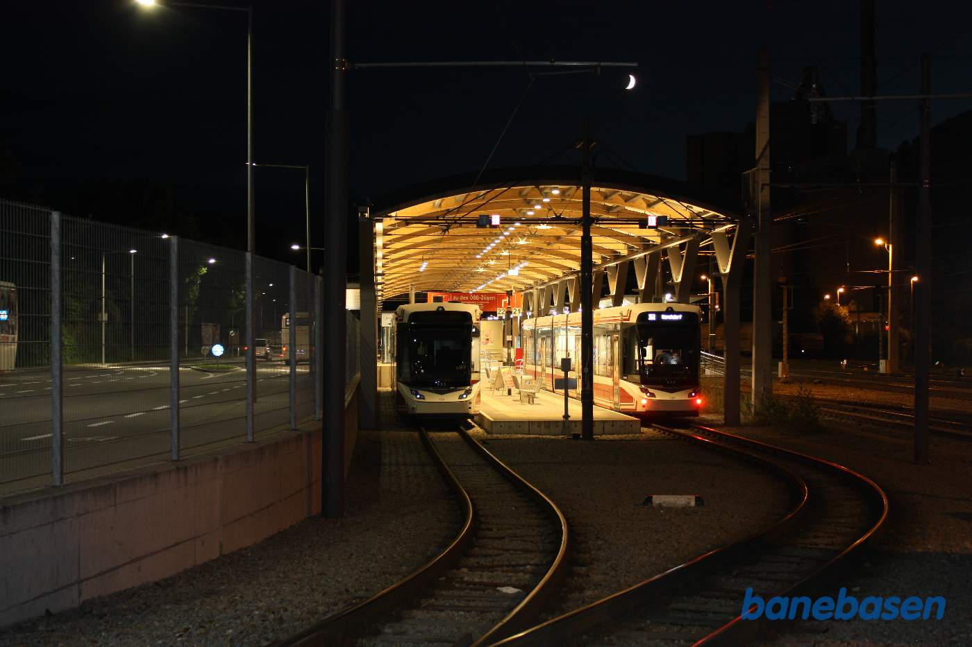 Aftenstemning på lokalbanens lille station, ÔBB til højre
