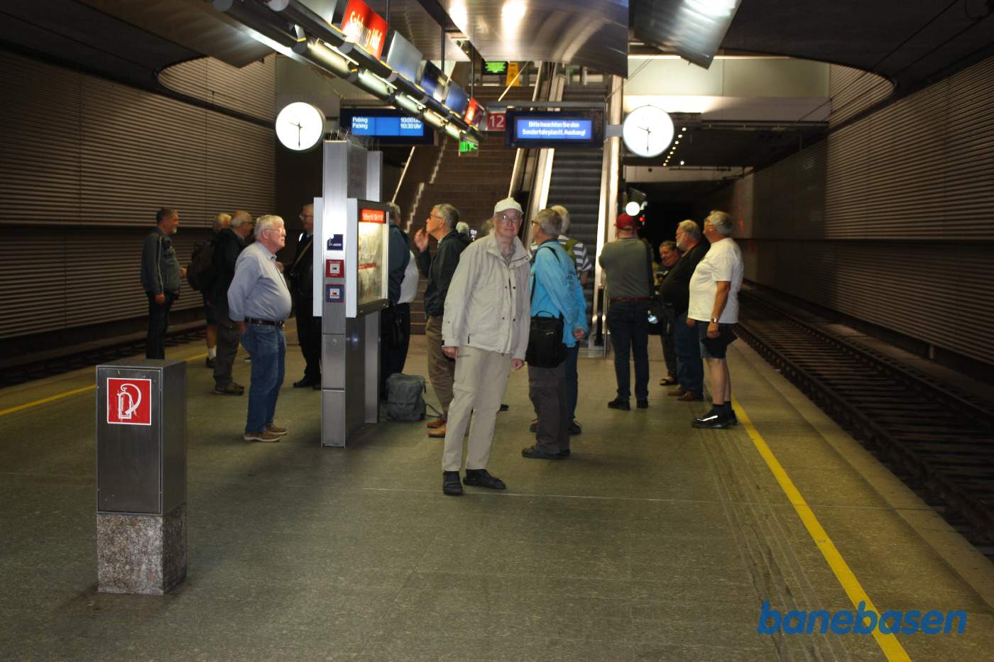 Salzburg Lokalbane station er gravet ned under den store busholdeplads. Stationen har én perron og 2 spor