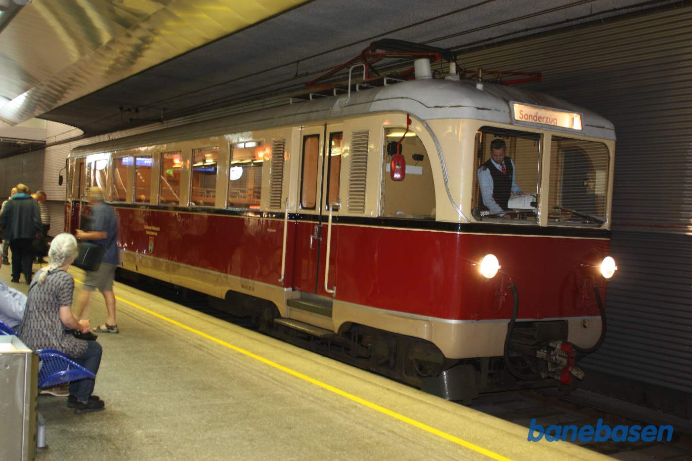 Vores særtog holder ved perron og lokomotivføreren er ved at lukke sit førerbord ned