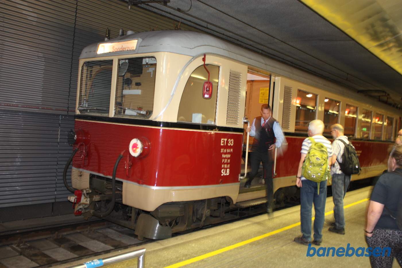 Lokomotivføreren stiger ud af toget for at byde os velkommen