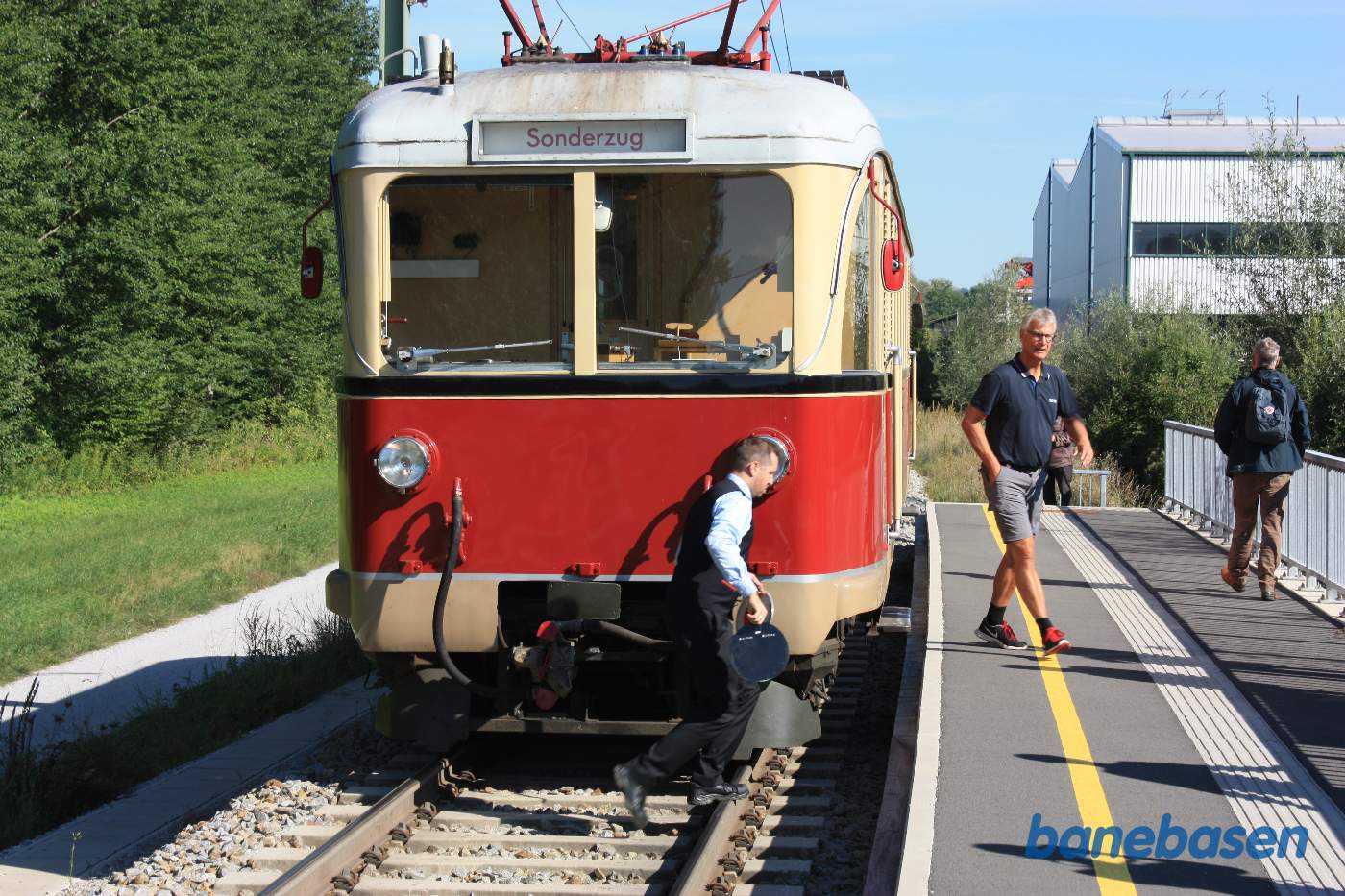 Lokomotivføreren fjerner de løse røde slutskiver