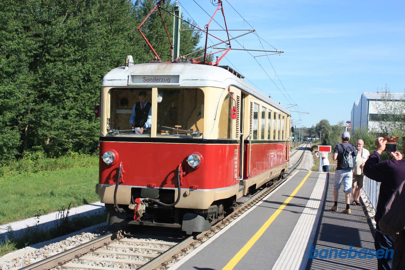 Letbanetoget holder helt ude ved stop mærket for at give plads til andre letbanetog, der skal vende her