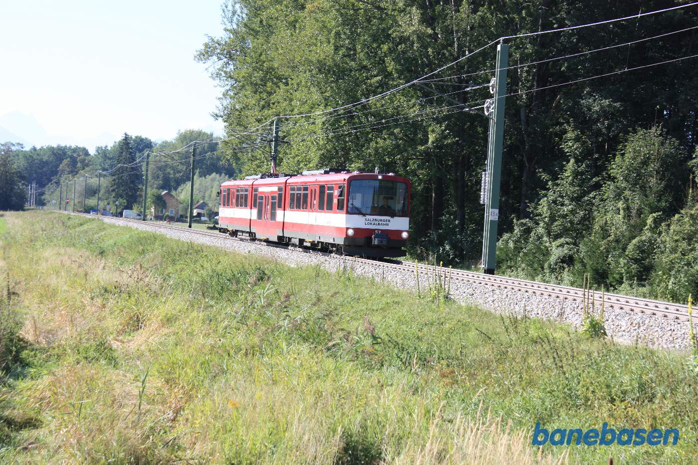 Et letbanetog nærmer sig trinbrættet