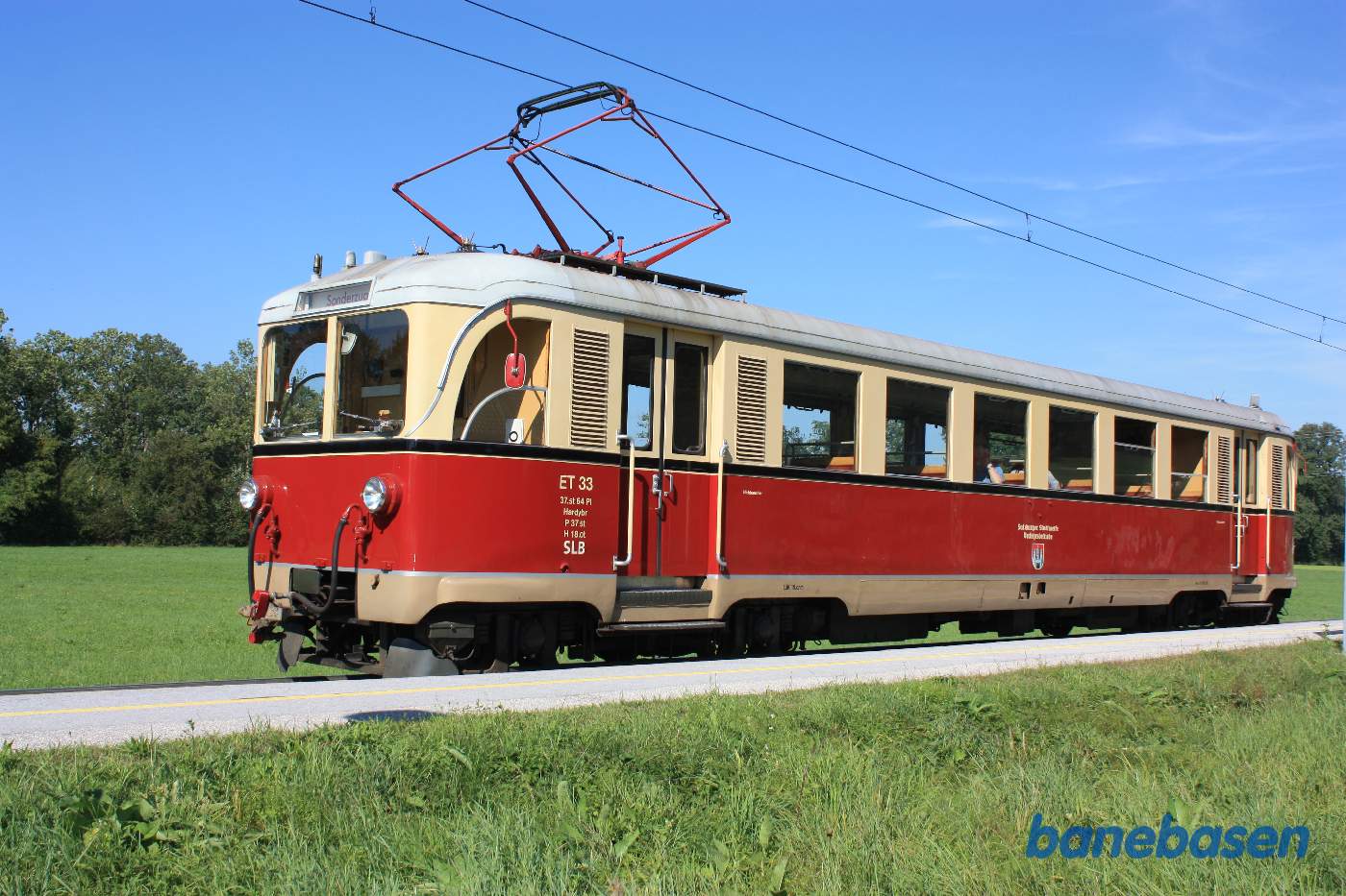 Fotostop på et andet trinbræt, vognen ser flot ud i sollyset