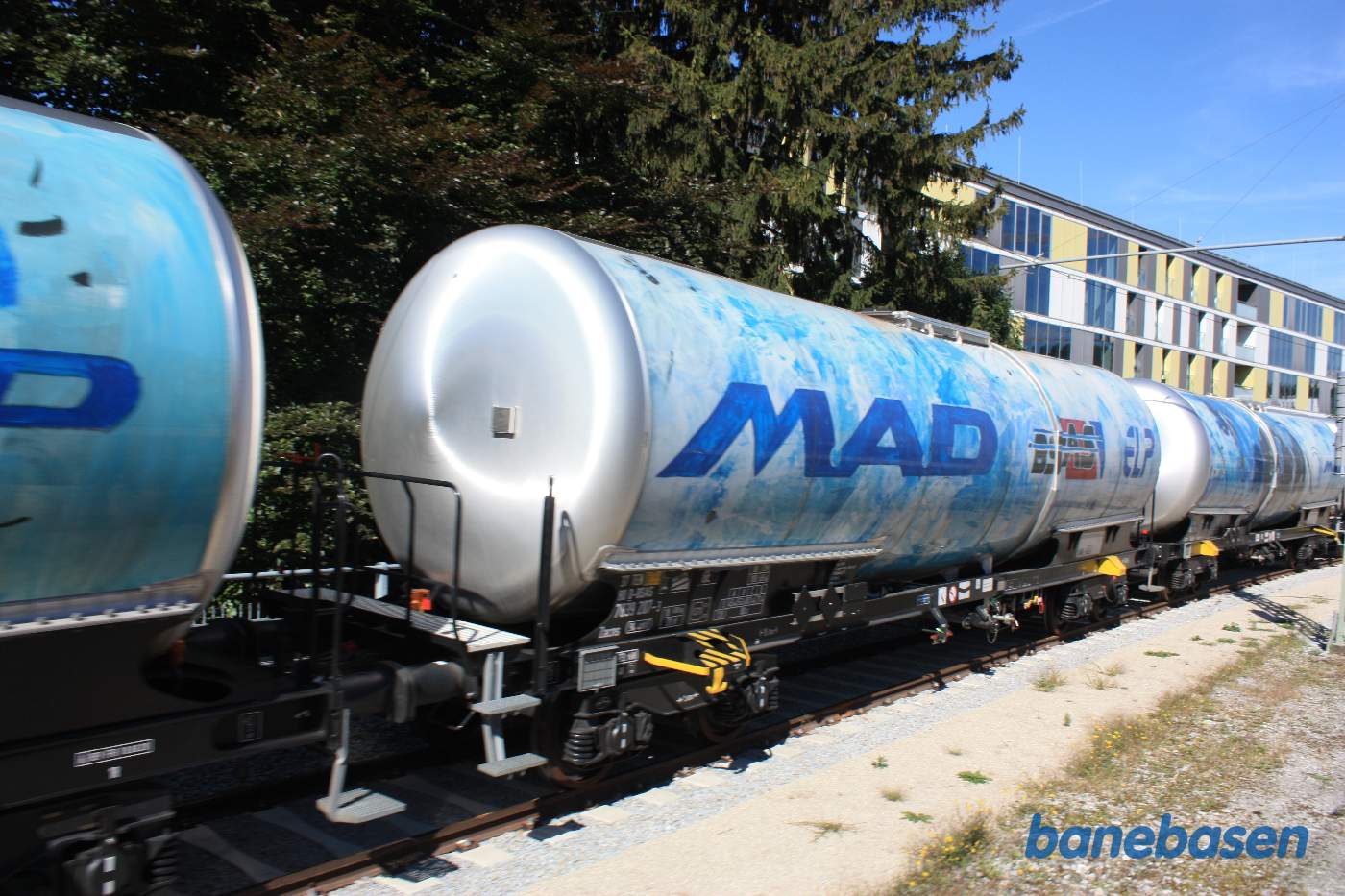 En lang række tankvogne i sidesporet nær værkstedet